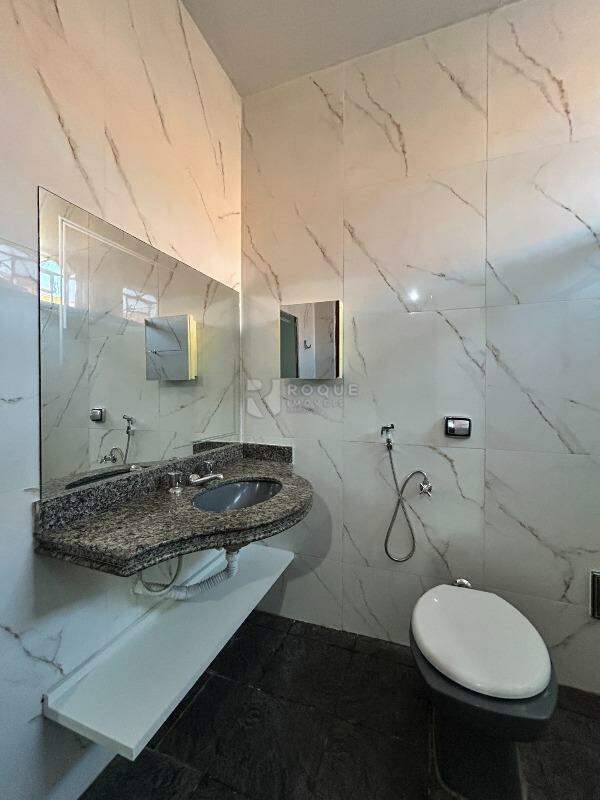 Casa Residencial para aluguel no bairro Conjunto Habitacional Victor DAndrea: WC suíte