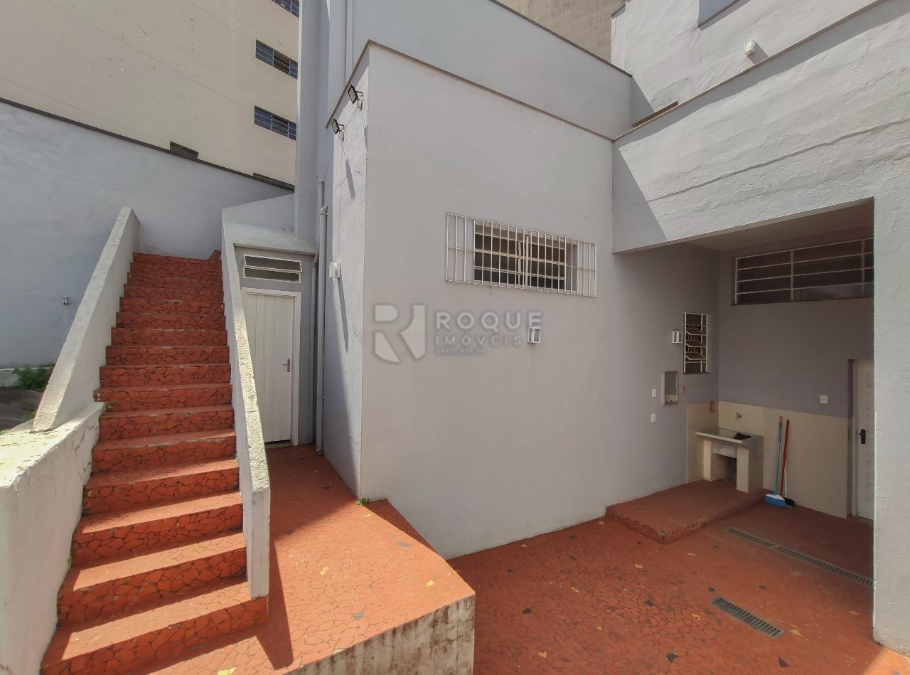Casa Comercial para aluguel no bairro Centro: Área externa e serviço 