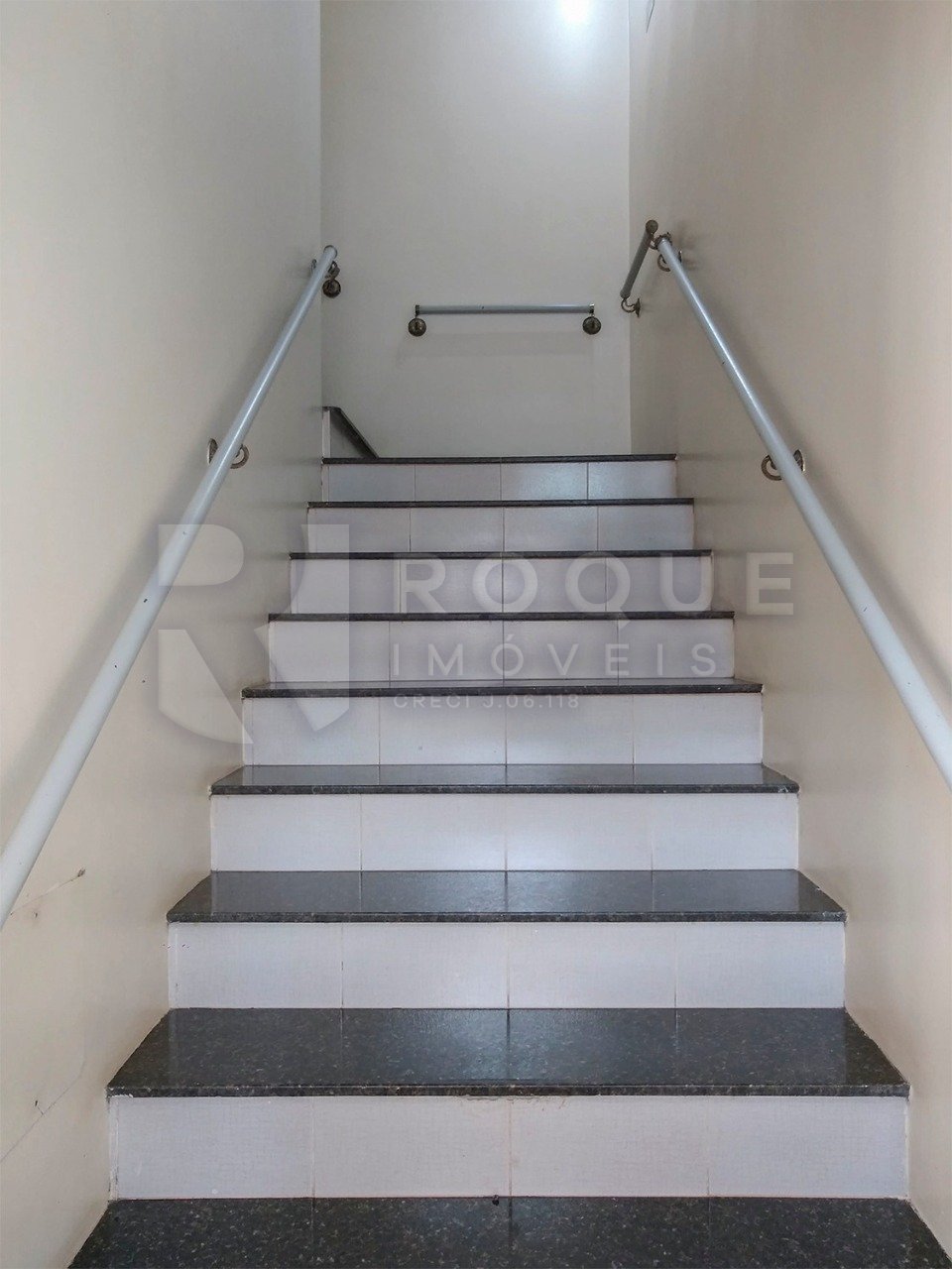 Salas/Conjuntos para aluguel no bairro Centro: Escada de acesso superior