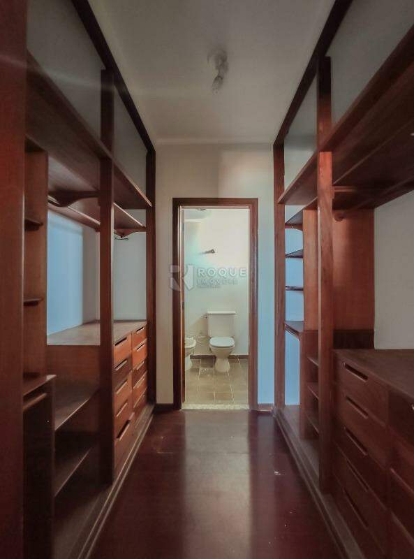 Apartamento para aluguel no bairro Centro: Closet suíte 
