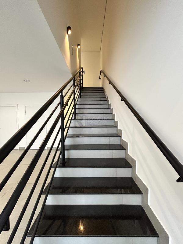 Salão para aluguel no bairro Centro: Acesso mezanino 