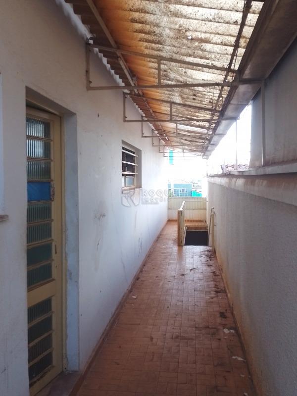 Casa Comercial para aluguel no bairro Vila São João: Corredor lateral