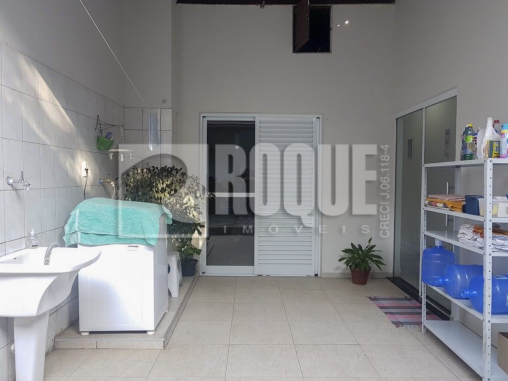 Casa Comercial para aluguel no bairro Parque Hippolyto: Área de Serviço