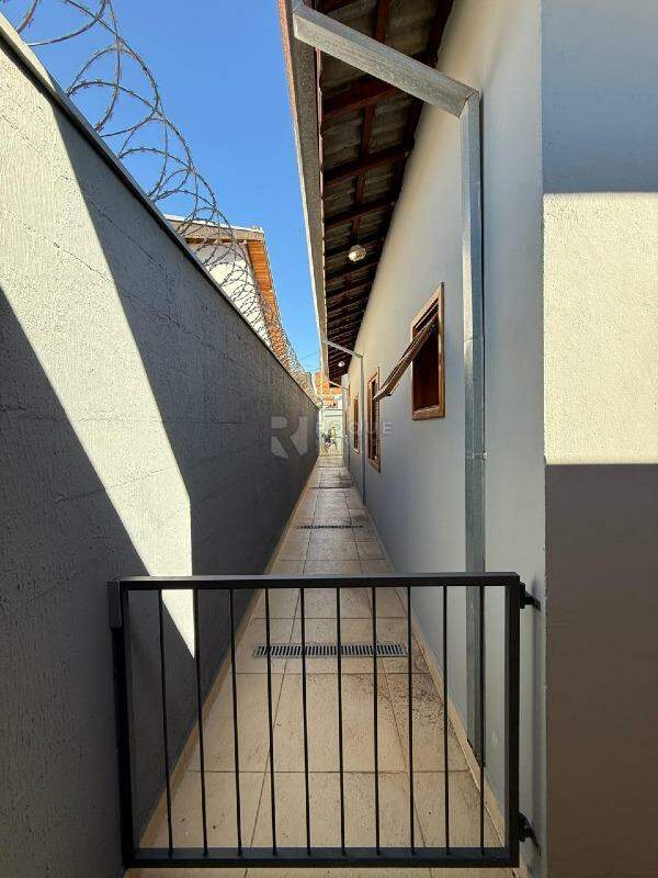 Casa Residencial para aluguel no bairro Jardim Nova Europa: Corredor