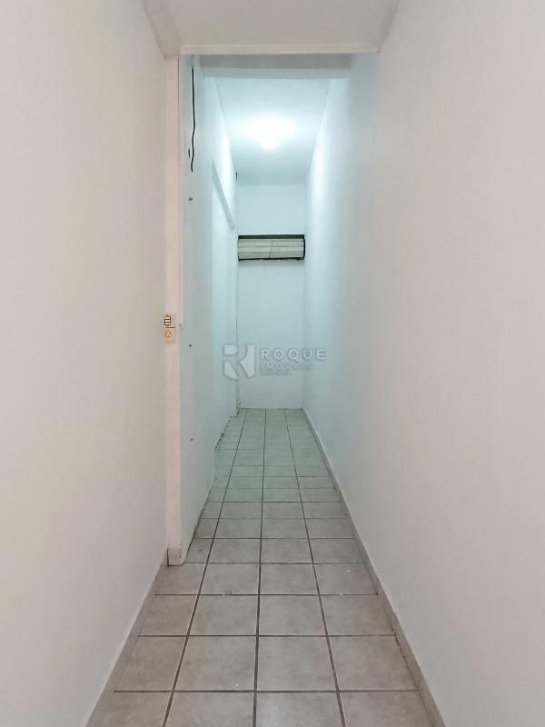 Salão para aluguel no bairro Centro: Corredor interno