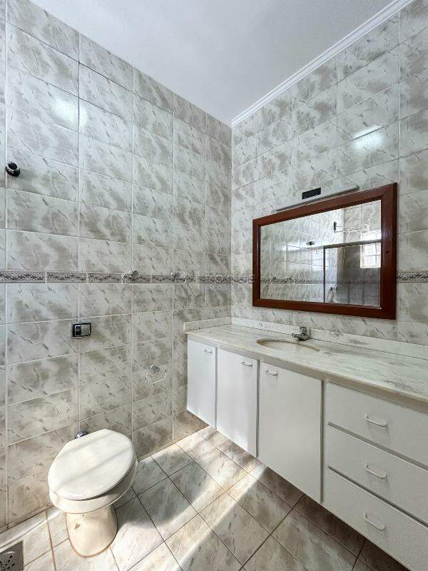 Casa em condomínio para aluguel no bairro Jardim Residencial Monsenhor Rossi: WC suíte