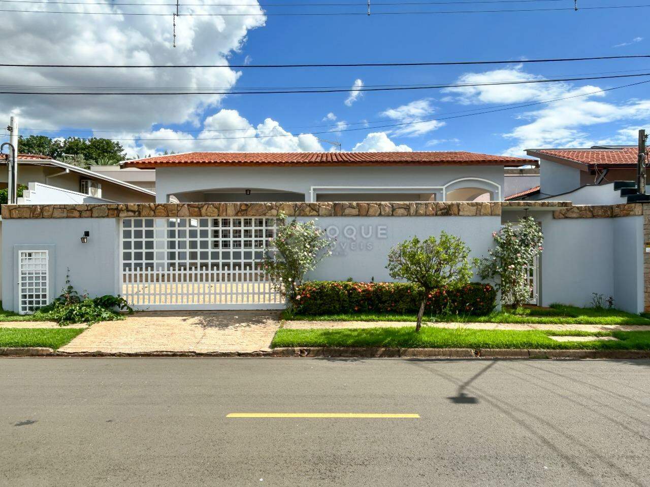 Casa em condomínio para aluguel no bairro Jardim Residencial Monsenhor Rossi: Fachada
