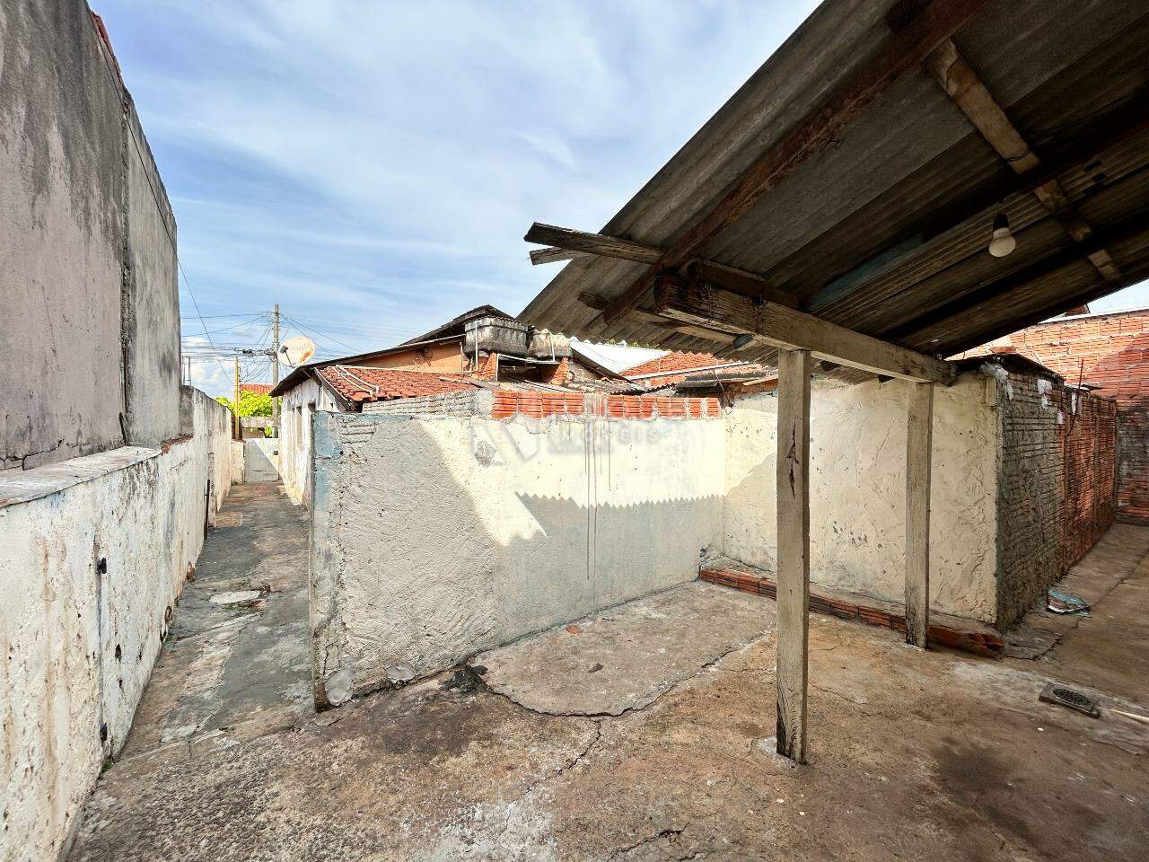 Casa Residencial para aluguel no bairro Jardim Santa Luiza: Fundos