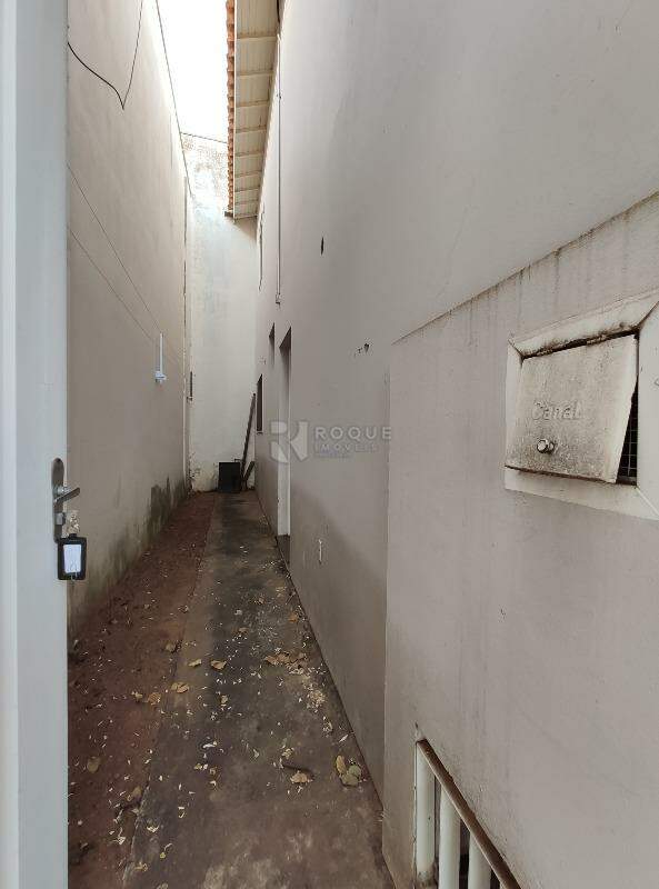 Casa Residencial para aluguel no bairro Centro: Corredor separado 