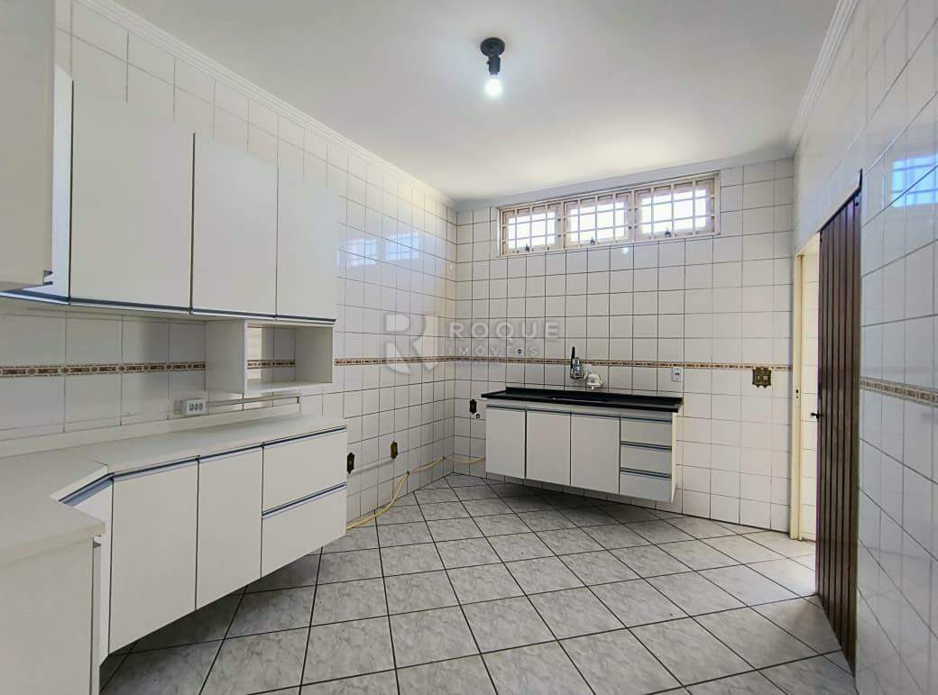 Casa Residencial para aluguel no bairro Jardim Mediterrâneo: Cozinha 