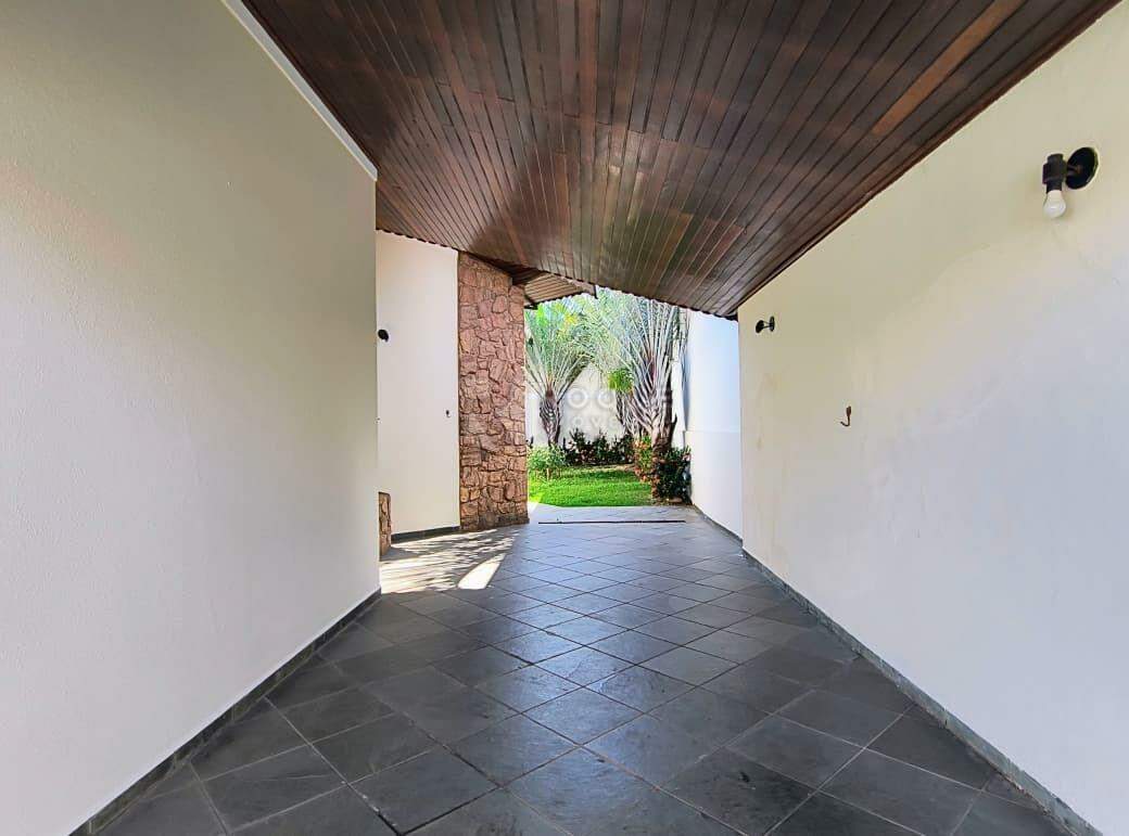 Casa Residencial para aluguel no bairro Jardim Mediterrâneo: Garagem