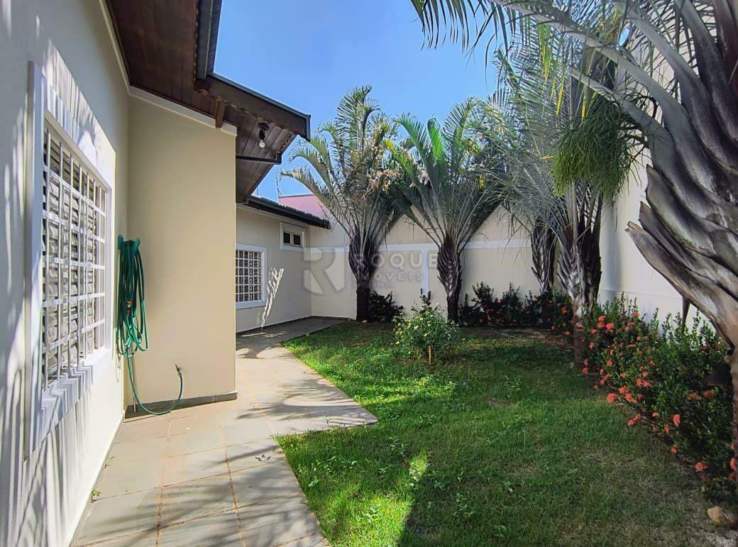 Casa Residencial para aluguel no bairro Jardim Mediterrâneo: Fundos