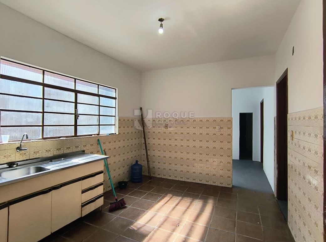 Casa com salão para aluguel no bairro Vila Queiroz: Cozinha 