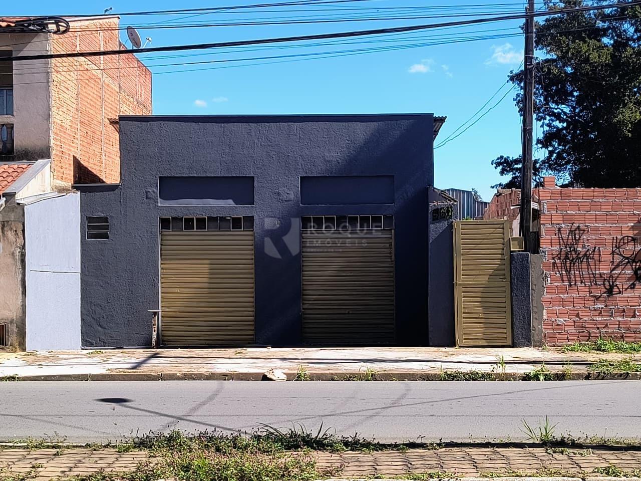 Casa com salão para aluguel no bairro Vila Queiroz: Fachada