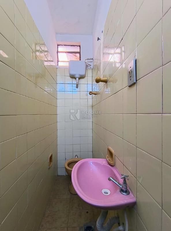 Casa com salão para aluguel no bairro Vila Queiroz: Wc