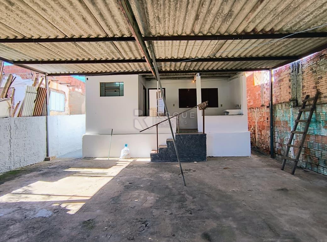 Casa com salão para aluguel no bairro Vila Queiroz: Fundos
