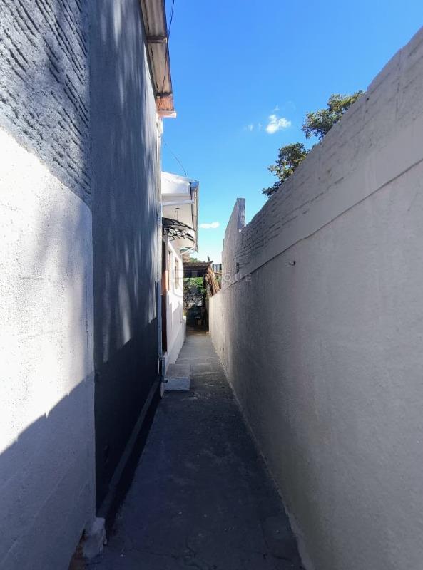 Casa com salão para aluguel no bairro Vila Queiroz: Corredor