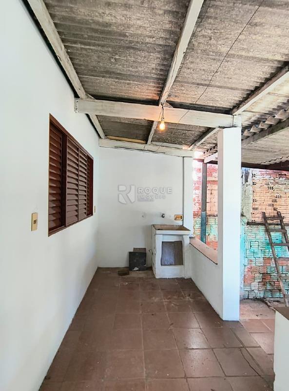 Casa com salão para aluguel no bairro Vila Queiroz: Fundos