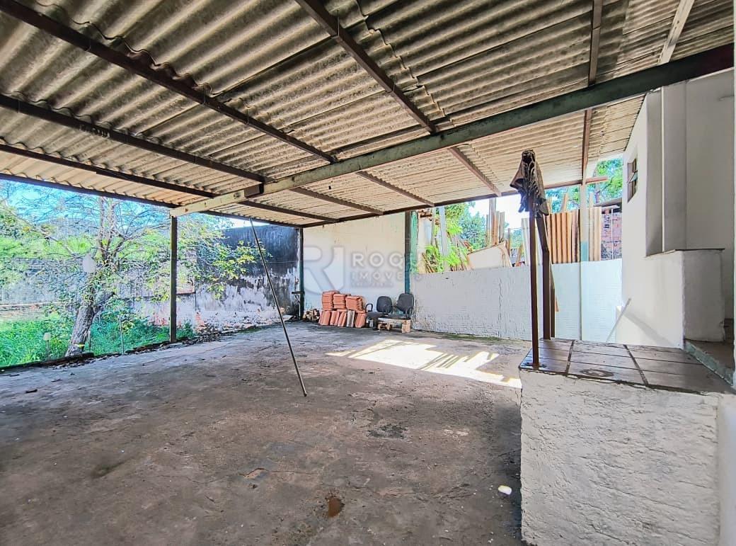 Casa com salão para aluguel no bairro Vila Queiroz: Fundos