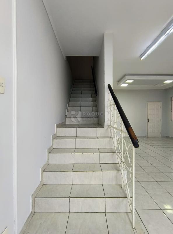 Casa Comercial para aluguel no bairro Centro: Escada 