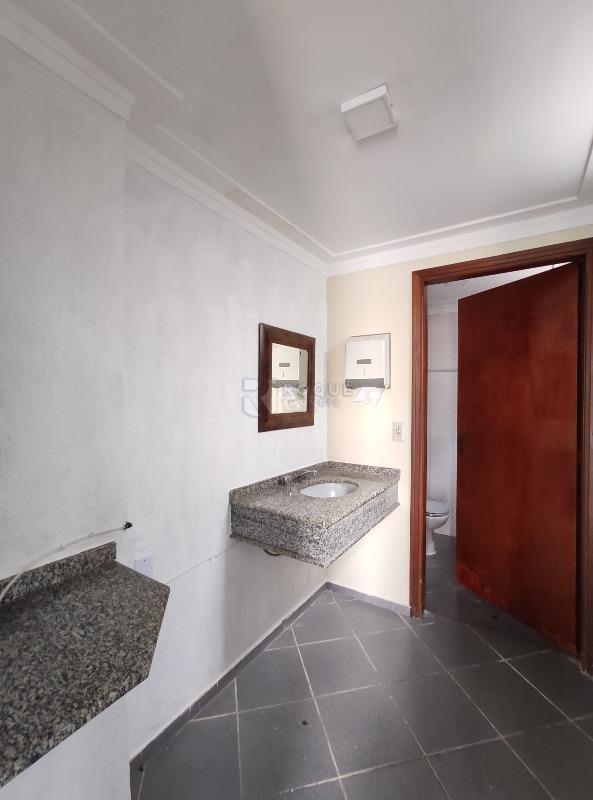 Casa Comercial para aluguel no bairro Vila Cristovam: Lavabo 
