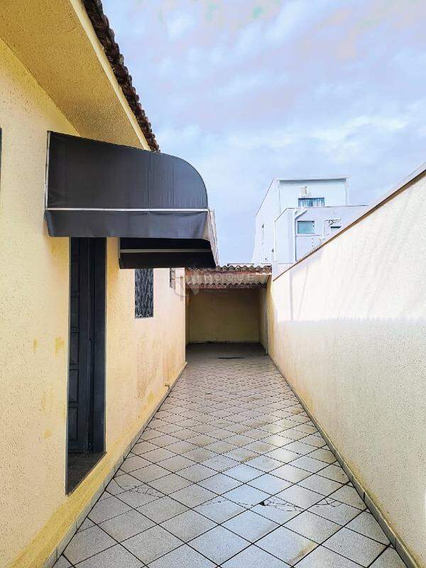 Casa Residencial para aluguel no bairro Vila Cristovam: Garagem