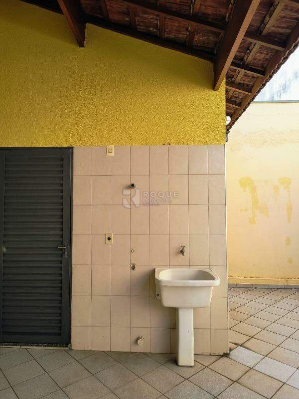 Casa Residencial para aluguel no bairro Vila Cristovam: Lavanderia
