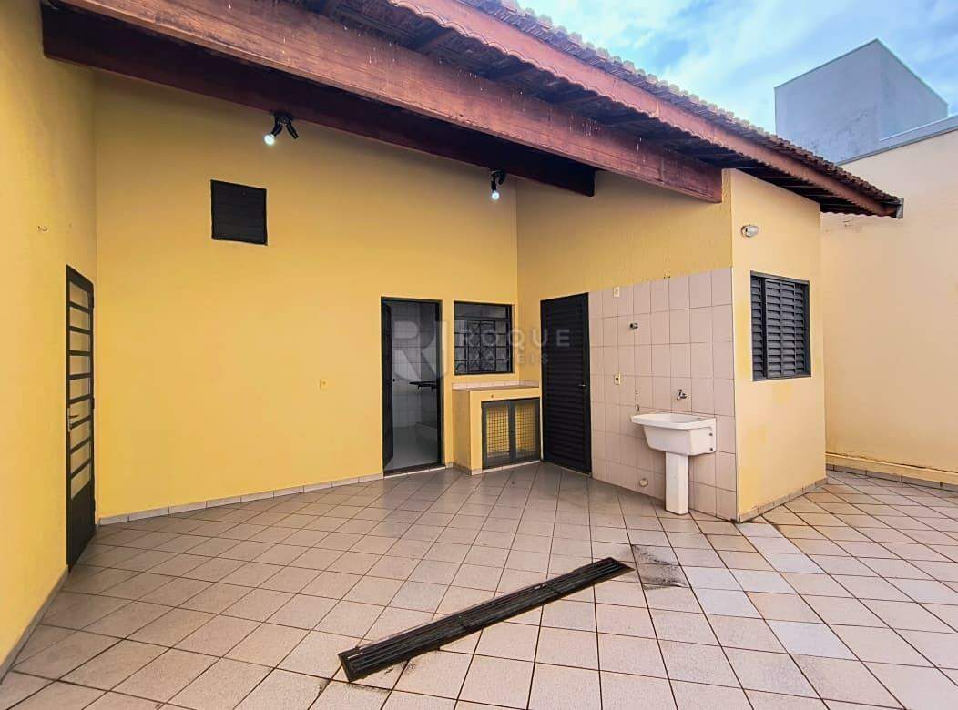Casa Residencial para aluguel no bairro Vila Cristovam: Fundos