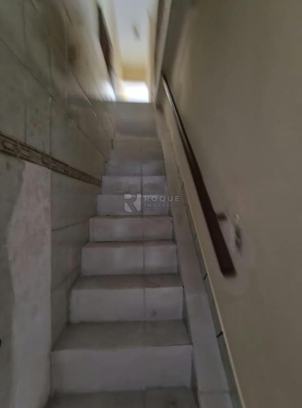 Casa com salão para aluguel no bairro Jardim da Graminha: Escada de acesso