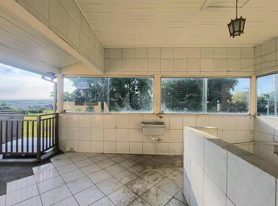 Casa com salão para aluguel no bairro Jardim da Graminha: Lavanderia