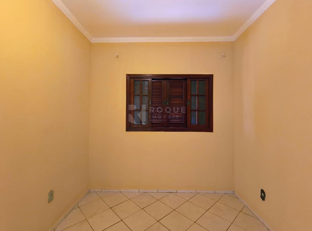 Casa com salão para aluguel no bairro Jardim da Graminha: Dormitório 01
