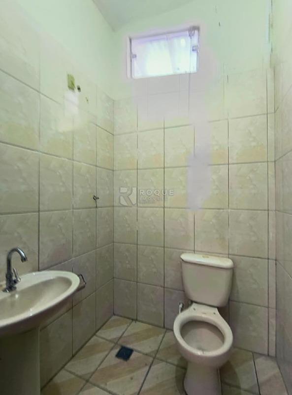 Casa com salão para aluguel no bairro Jardim da Graminha: Wc social