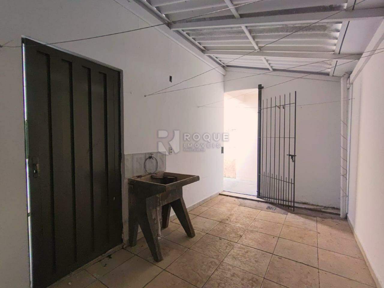 Casa Residencial para aluguel no bairro Jardim Residencial Dona Santina Paroli Peccinini: Lavanderia