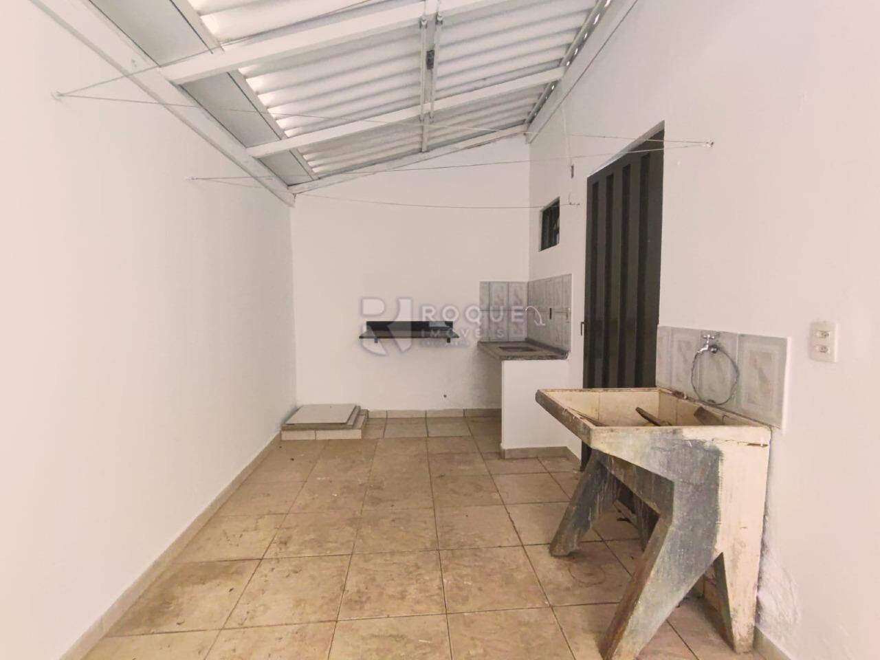 Casa Residencial para aluguel no bairro Jardim Residencial Dona Santina Paroli Peccinini: Lavanderia