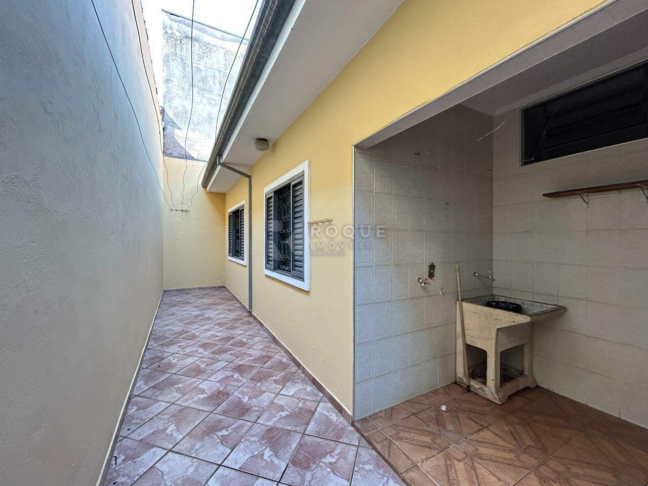Casa Residencial para aluguel no bairro Jardim Residencial Roseira: Corredor