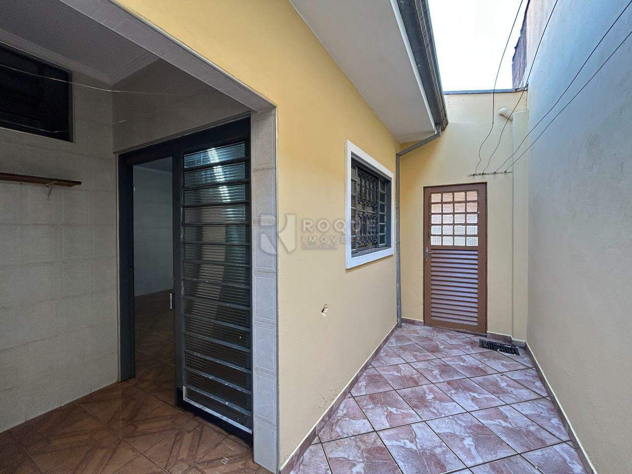 Casa Residencial para aluguel no bairro Jardim Residencial Roseira: Corredor