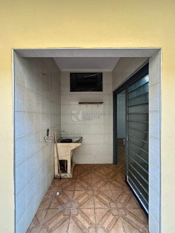 Casa Residencial para aluguel no bairro Jardim Residencial Roseira: Área de serviço