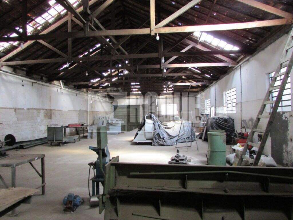 Barracão/Galpão para aluguel no bairro Vila Queiroz: Galpão Fundos