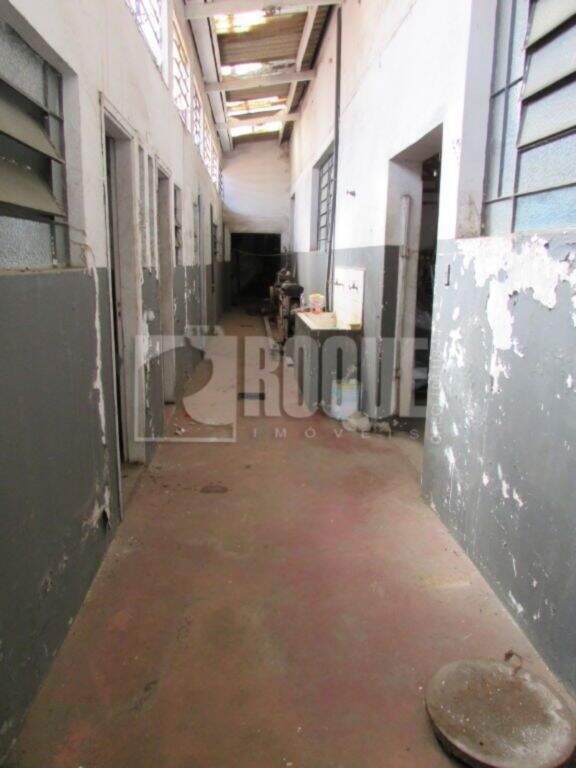 Barracão/Galpão para aluguel no bairro Vila Queiroz: Corredor interno