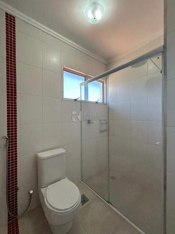 Casa em condomínio para aluguel no bairro Residencial Villa do Sol: WC suíte segundo andar 