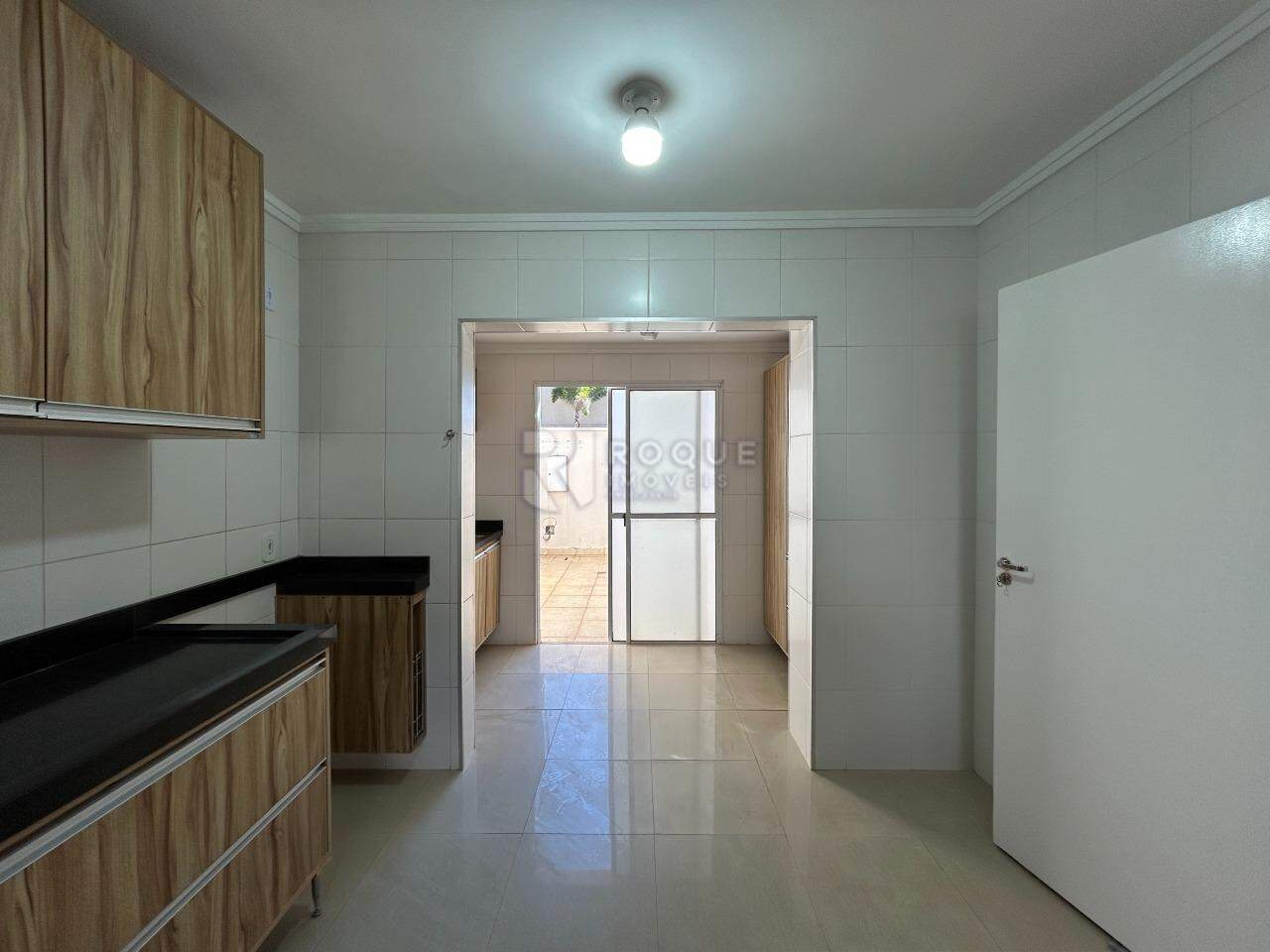 Casa em condomínio para aluguel no bairro Residencial Villa do Sol: Cozinha 