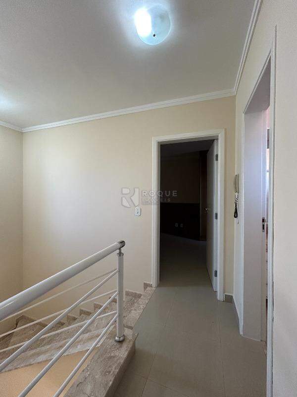 Casa em condomínio para aluguel no bairro Residencial Villa do Sol: Hall segundo andar 