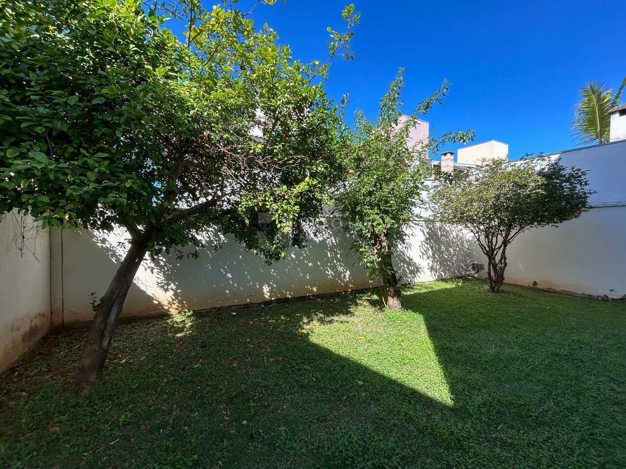 Casa em condomínio para aluguel no bairro Residencial Villa do Sol: Fundo 