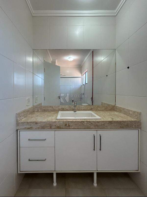 Casa em condomínio para aluguel no bairro Residencial Villa do Sol: WC suíte segundo andar 