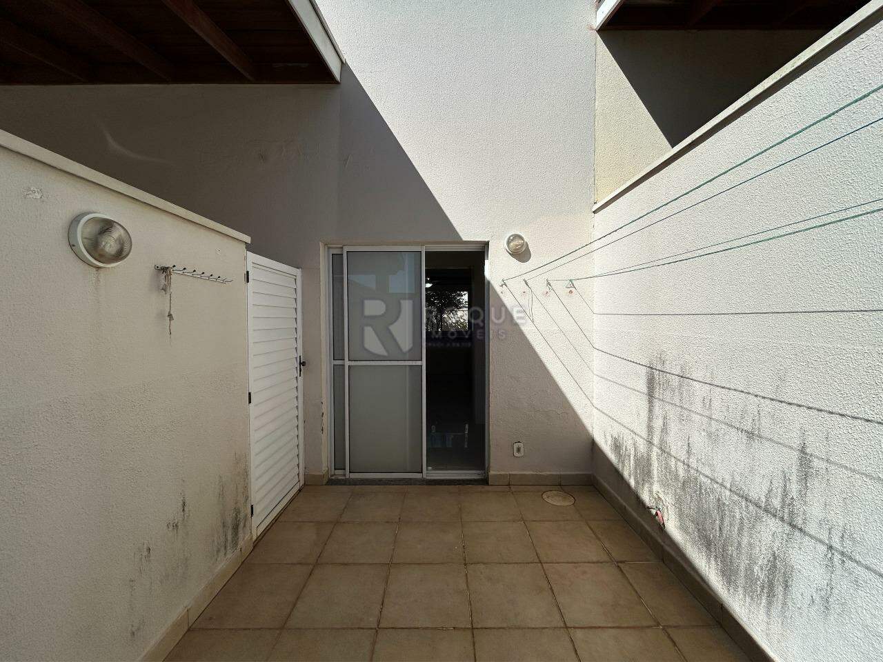 Casa em condomínio para aluguel no bairro Residencial Villa do Sol: Área externo 