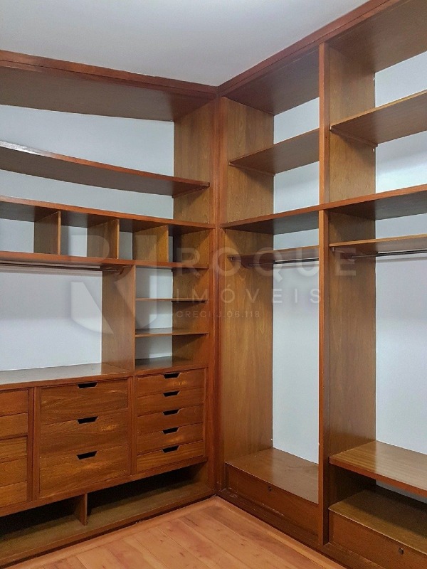 Casa Comercial para aluguel no bairro Vila Cristovam: Closet suíte1