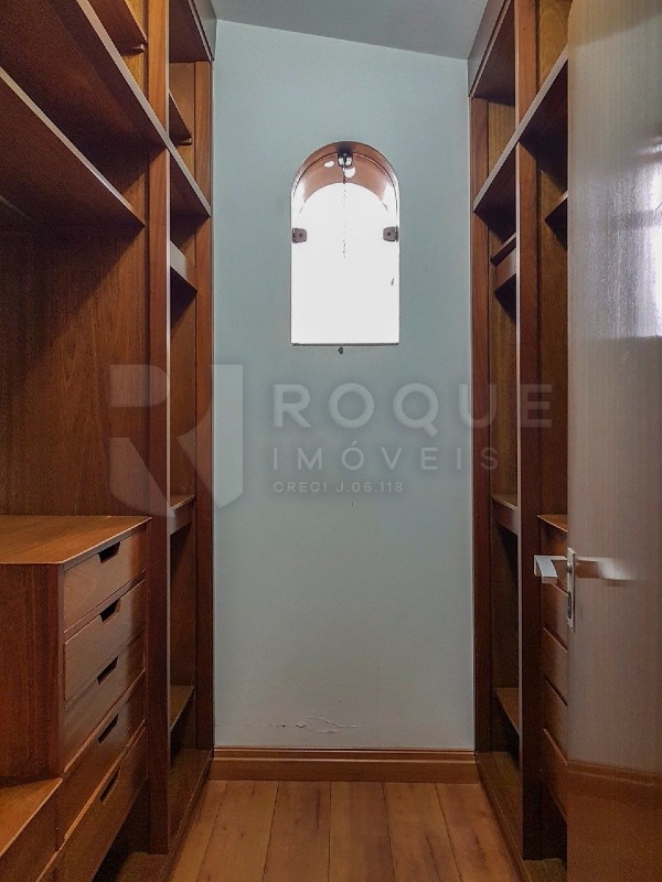 Casa Comercial para aluguel no bairro Vila Cristovam: Closet suíte 2