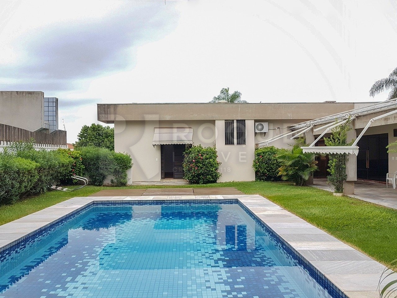 Casa Comercial para aluguel no bairro Vila Cristovam: Outra vista piscina