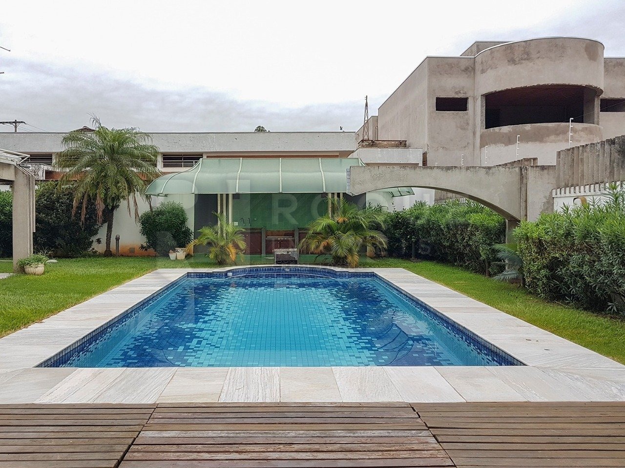 Casa Comercial para aluguel no bairro Vila Cristovam: Piscina