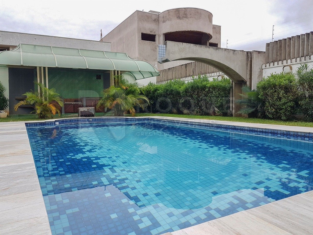 Casa Comercial para aluguel no bairro Vila Cristovam: Piscina